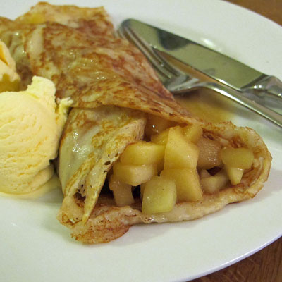 Apple, Cinnamon and Lemon Pancakes with ice-cream